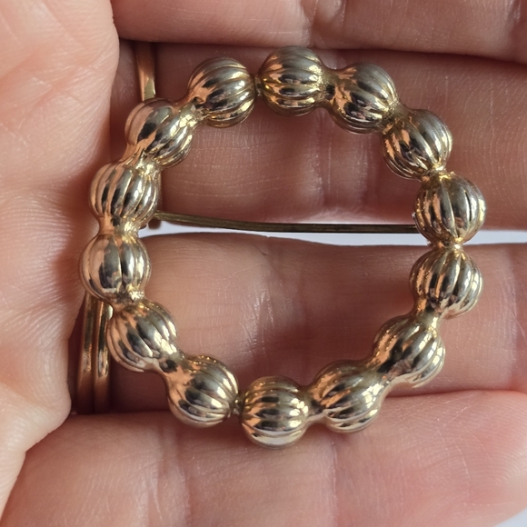 Vintage circle brooch gold tone open pin - Picture 4 of 7